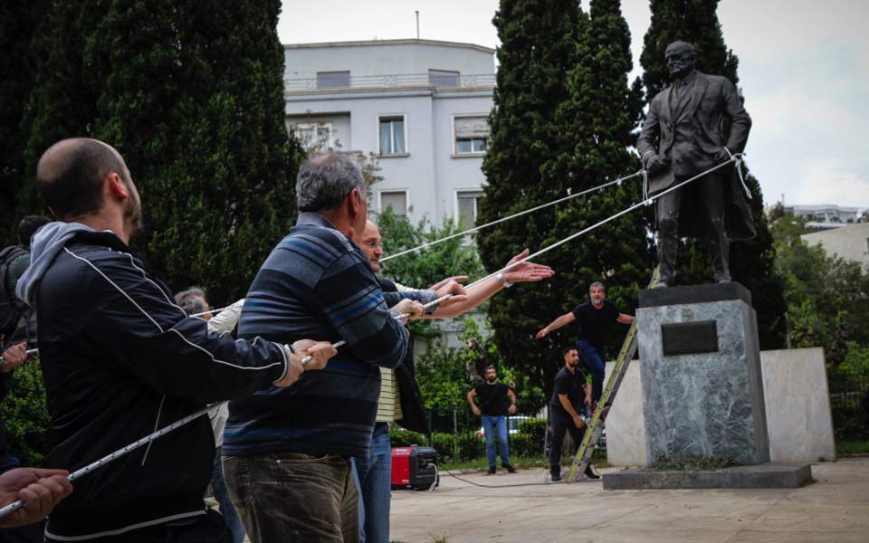 Truman statue attacked by left-wing protesters | Kathimerini