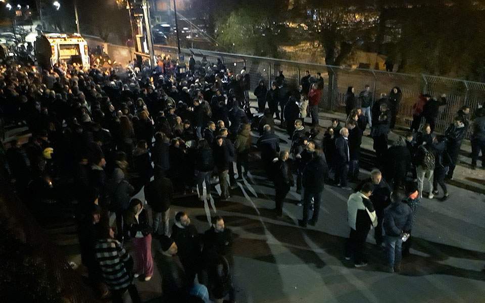 Картинки по запросу "Clashes Break Out on Greek Island Against Migrant Camp"