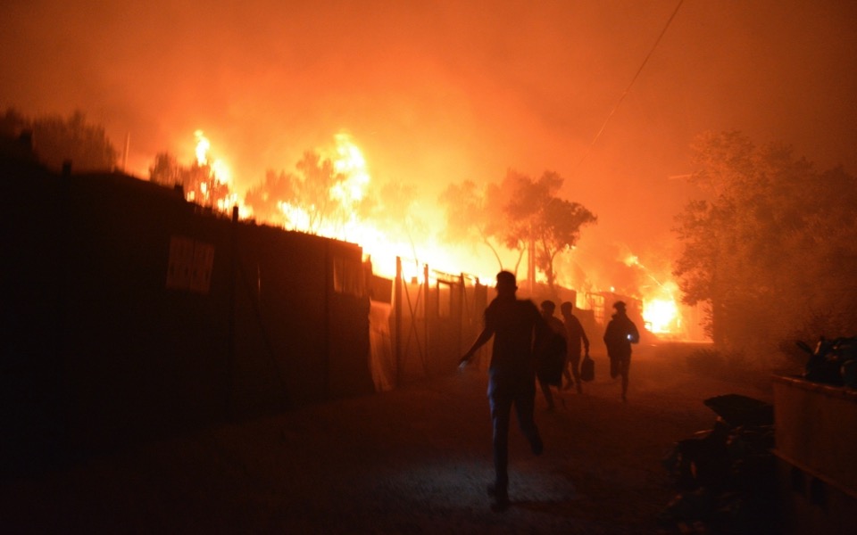 1,000s flee fire at migrant camp on virus lockdown in Greece | News |  ekathimerini.com