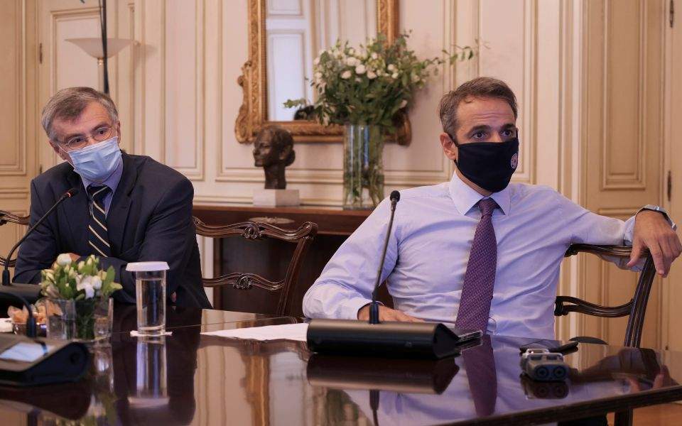 PM announces three-week lockdown to stem jump in infections | Kathimerini