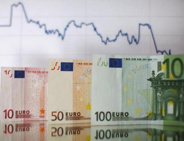 Euro slips as Greek stocks tumble, investors await key US data
