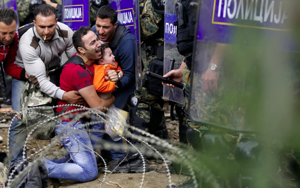 Hundreds of migrants, refugees stream into FYROM from Greece