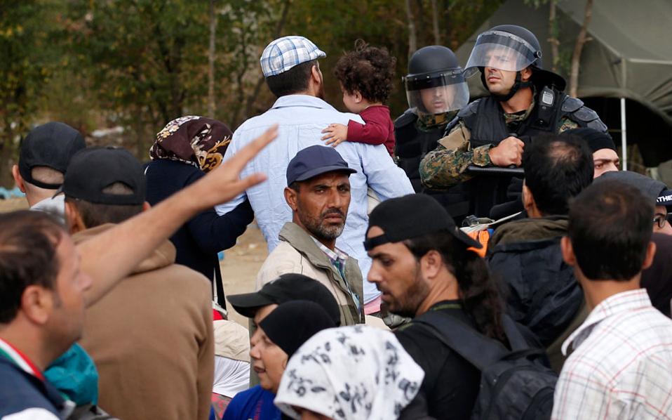 FYROM police fire stun grenades at migrants on Greek border