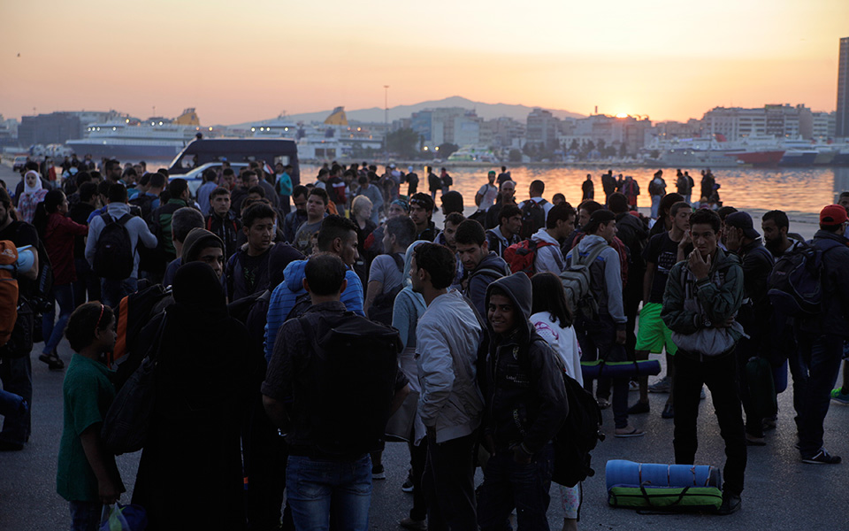 More than half of 224,000 Med migrant crossings to Europe in 2015 land in Greece