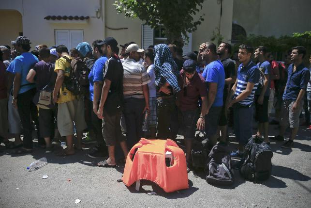 Volunteers fill aid void in Greece’s migrant crisis