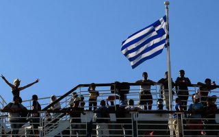 Ferry carrying 2,500 refugees and migrants docks at Piraeus