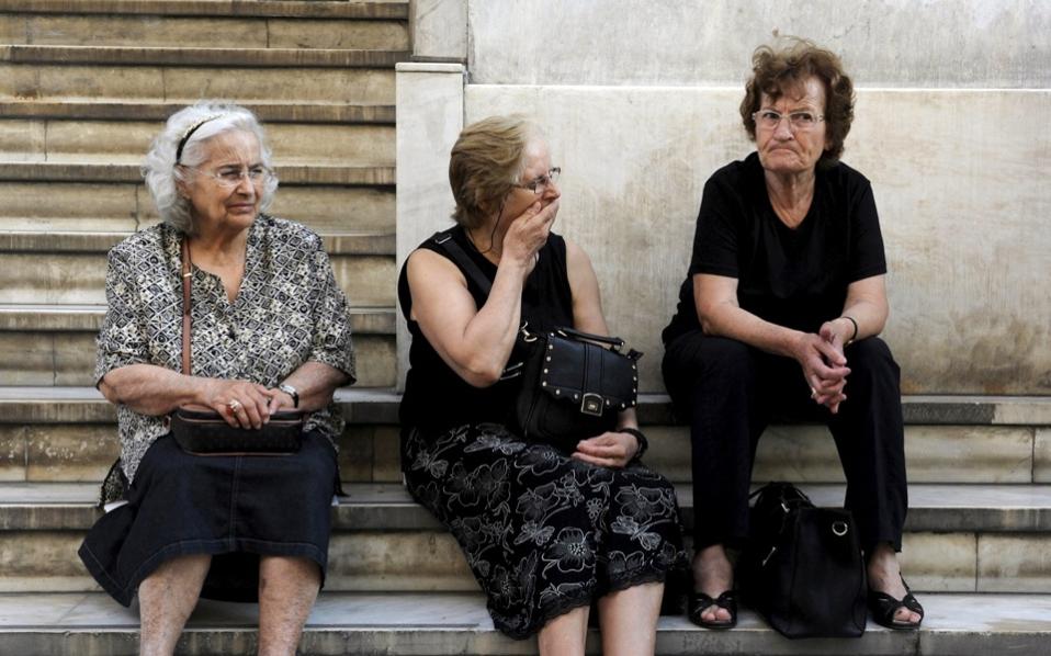 Greek civil servants scramble to retire over fears of pension cuts