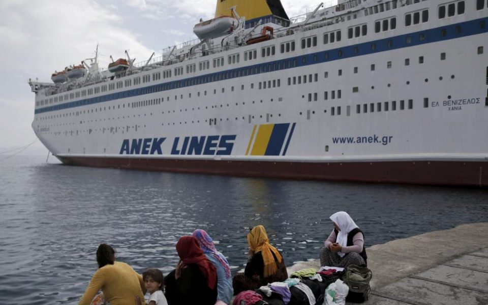 Refugee ship leaves island for Greek mainland