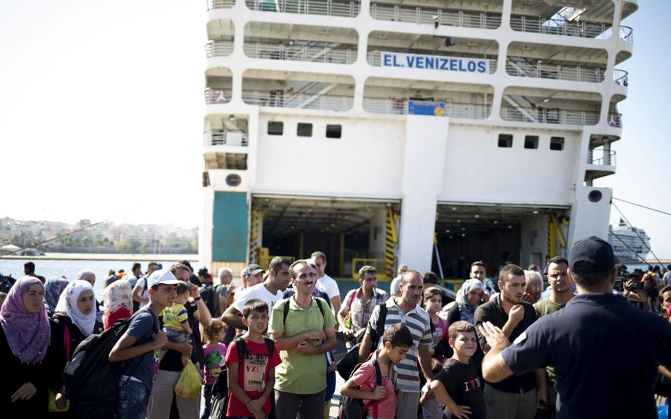 Syrian refugee ship arrives on Greek mainland, migrants move on