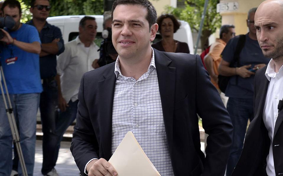Tsipras to meet key advisers before making decision on snap elections