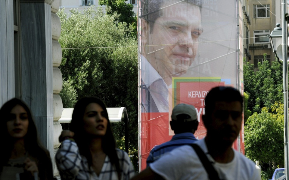 SYRIZA leads New Democracy by just 1 point, new poll shows