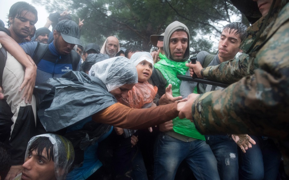FYROM mulls fencing off border against migrants, says foreign minister