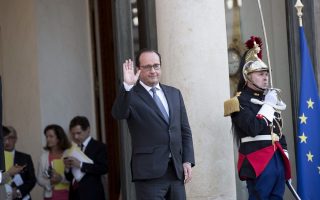 Hollande says migrants’ status must be sorted out in Greece, other EU entry points