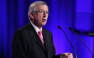 Juncker says EU to aid refugees, tighten border controls