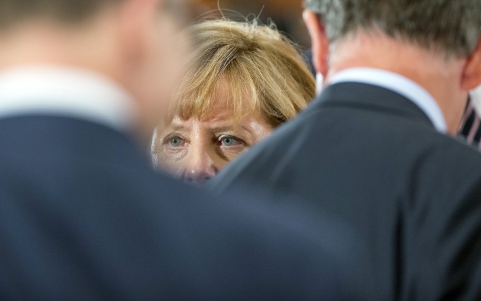 Merkel calls for European unity, summit on refugee crisis