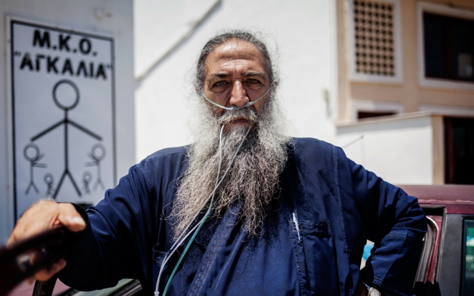 Papa Stratis, priest who set up NGO to help refugees on Lesvos, dies