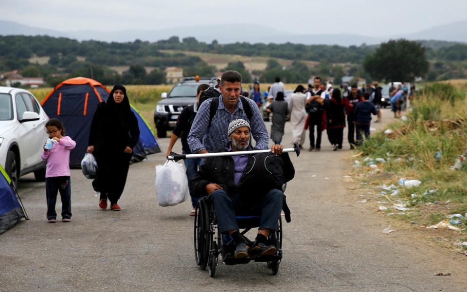Thousands of refugees, migrants at Greek-FYROM border
