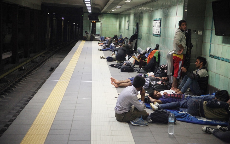 Refugees camping on Victoria Square move into ISAP train station