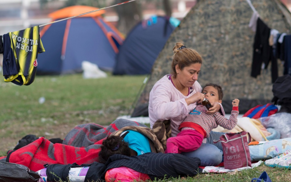 Refugees blocked near Turkey-Greece border disperse