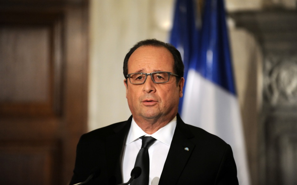 Hollande vows to help Greece on reforms, refugees
