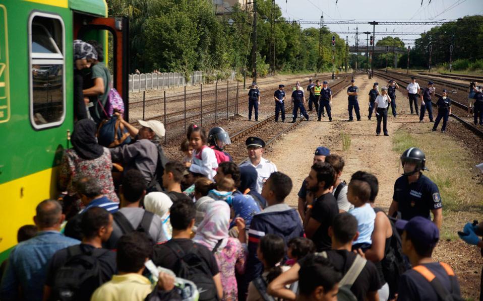 Hungary to seal border with Croatia to stem flow of immigrants