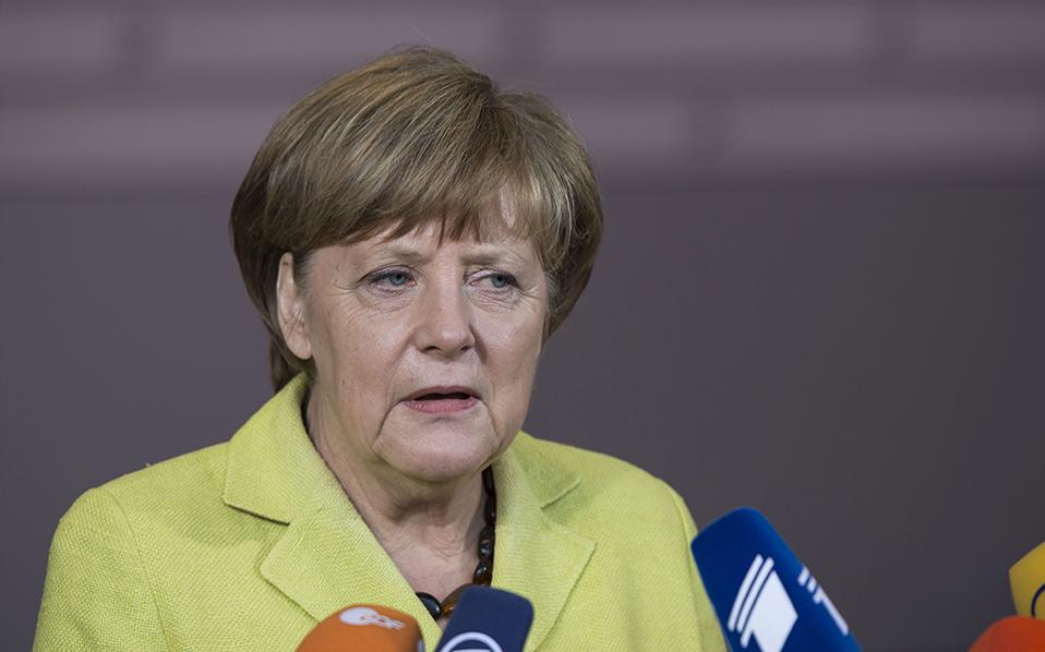 Merkel approval rating drops to four-yearlow on refugee crisis