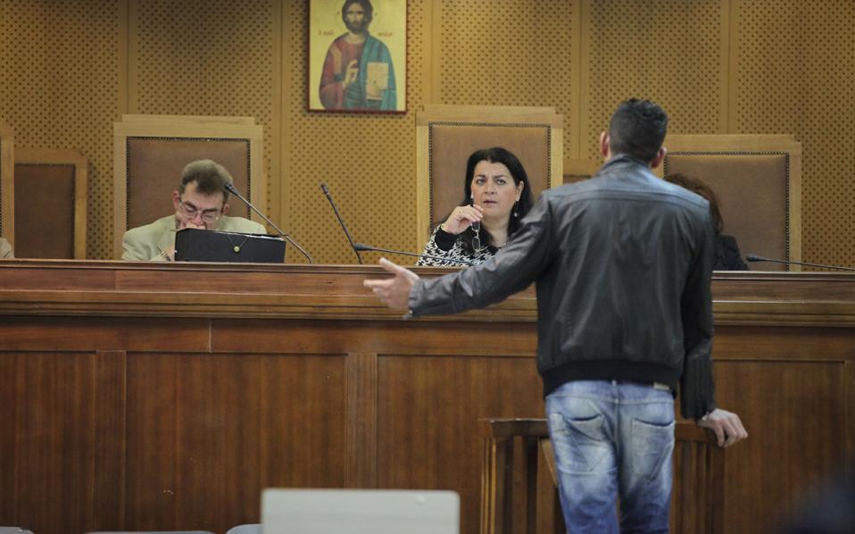 Policeman in Golden Dawn trial says arrested wrong people on night of Fyssas’s murder