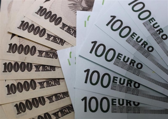 Euro falls toward six-month low as Yen gains after Paris attacks