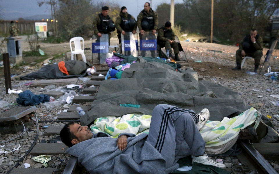 Migrants at FYROM border crossing block trains