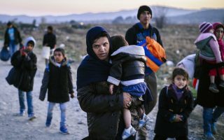 Serbia, FYROM limit migrant passage to Syrians, Iraqis and Afghans