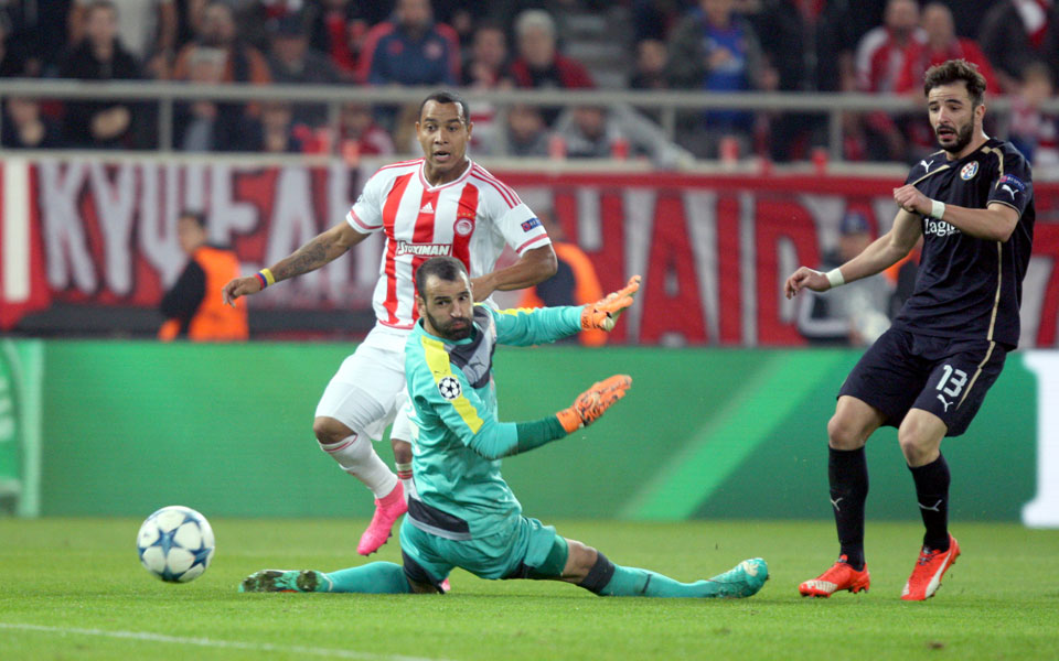 Pardo puts Olympiakos within a point of advancing in Champions League