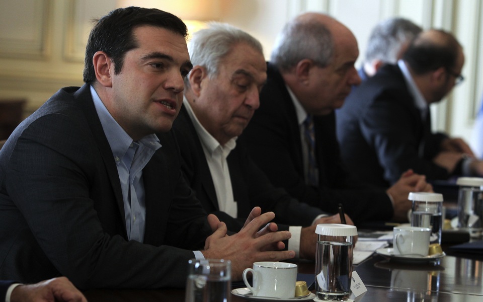 Tsipras meets with island mayors, religious leaders over refugee crisis