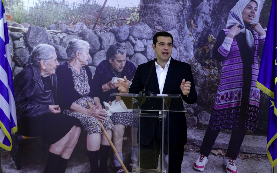 Tsipras gears up for refugee talks in Turkey