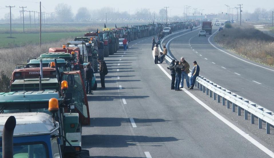 Farmers’ blockade closes off key northern border crossing