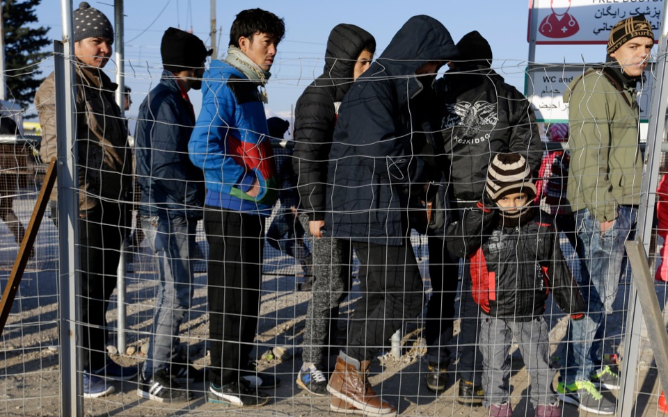 FYROM partially reopens border with Greece to migrants