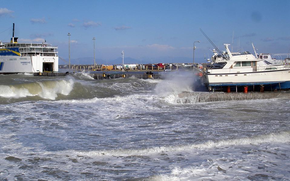 Ferry passengers advised to check on sailings due to strong winds