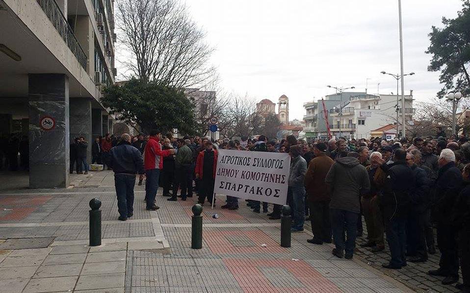 Greek seamen, farmers protest planned pension reforms