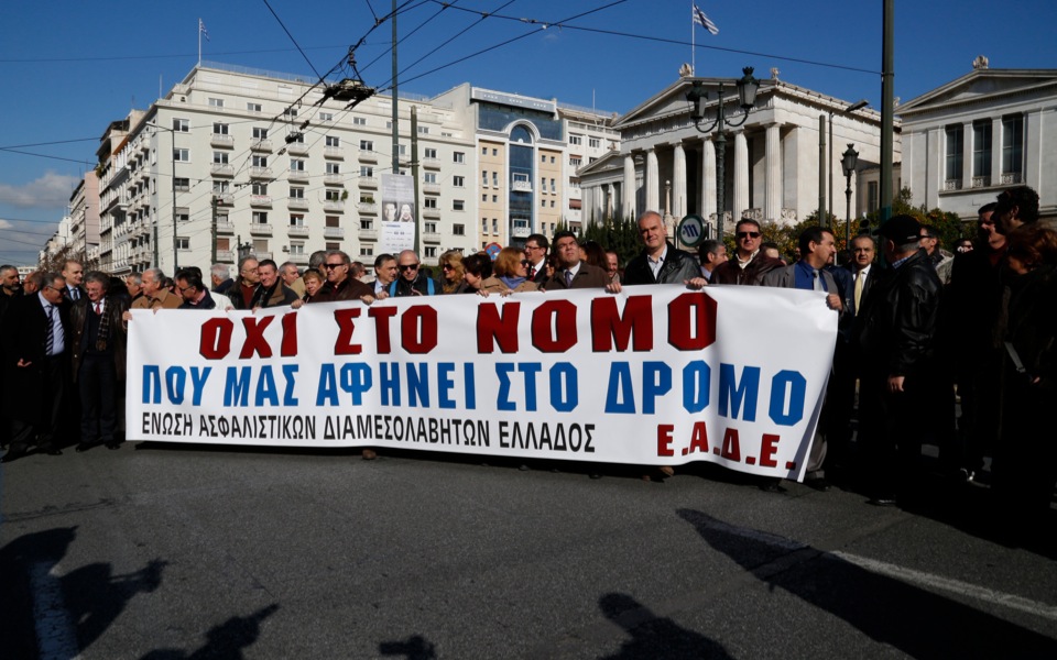 Thousands of Greek professionals protest pension reform plan