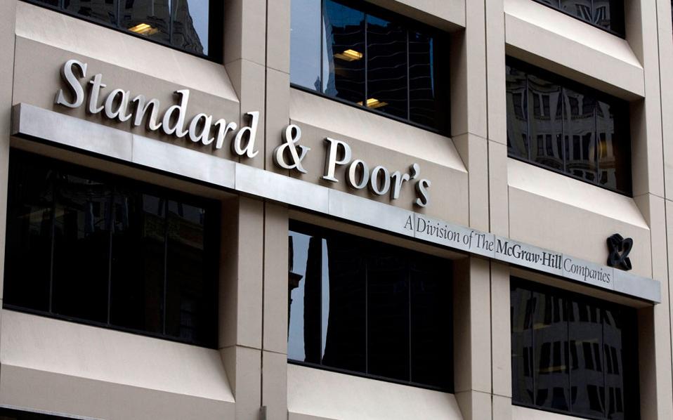 S&P upgrades Greece by 1 notch to B-, outlook stable