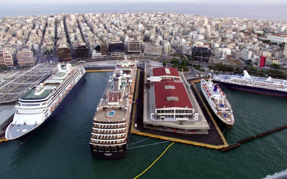 Port workers to strike against privatization of Piraeus and Thessaloniki port authorities