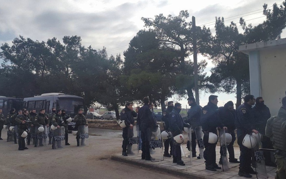 Fire in Greek camp burns more than a dozen tents