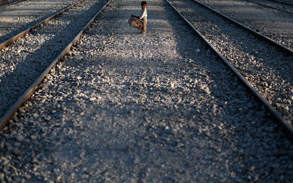 Protesting migrants removed from Idomeni railway tracks