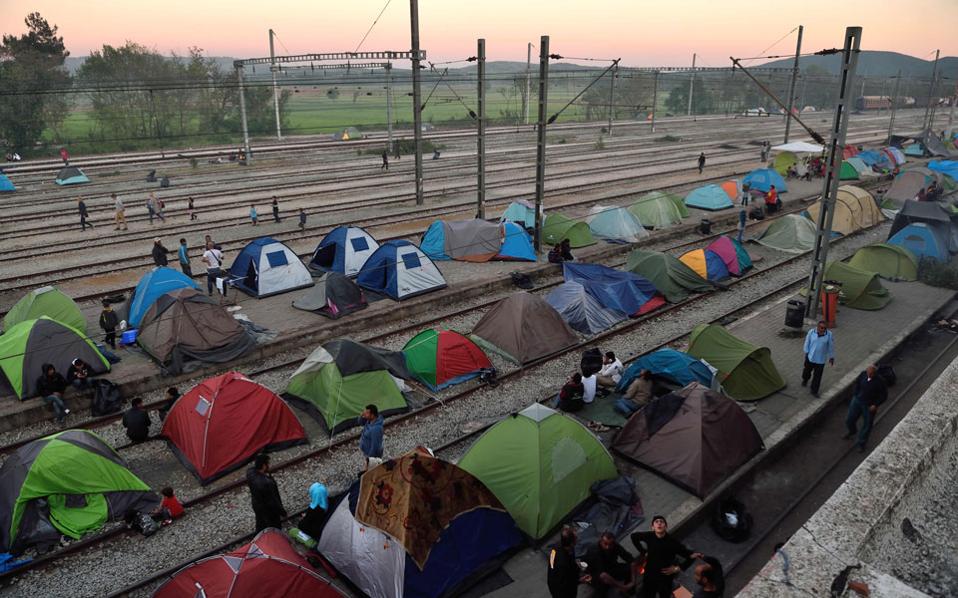 Police move in to reopen Idomeni railway crossing