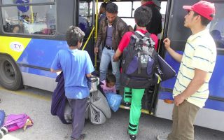 Authorities discuss ways to evacuate Piraeus, Idomeni as deportations resume
