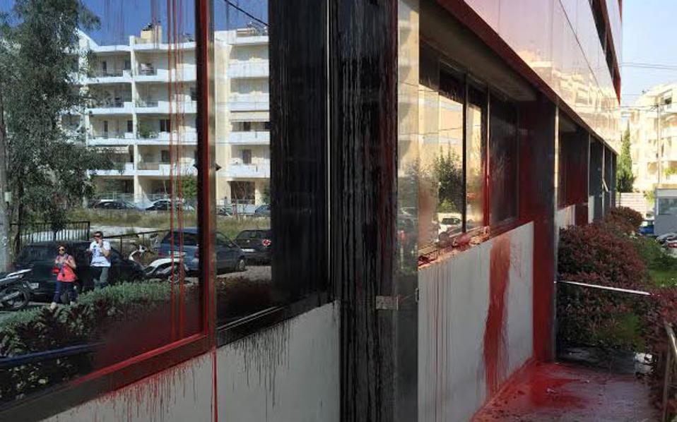 Members of anarchist group attack newspaper, website offices in Maroussi