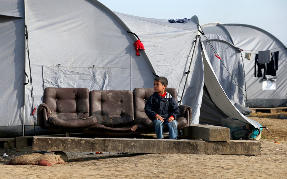 Despite border closure, thousands stay put in border camp