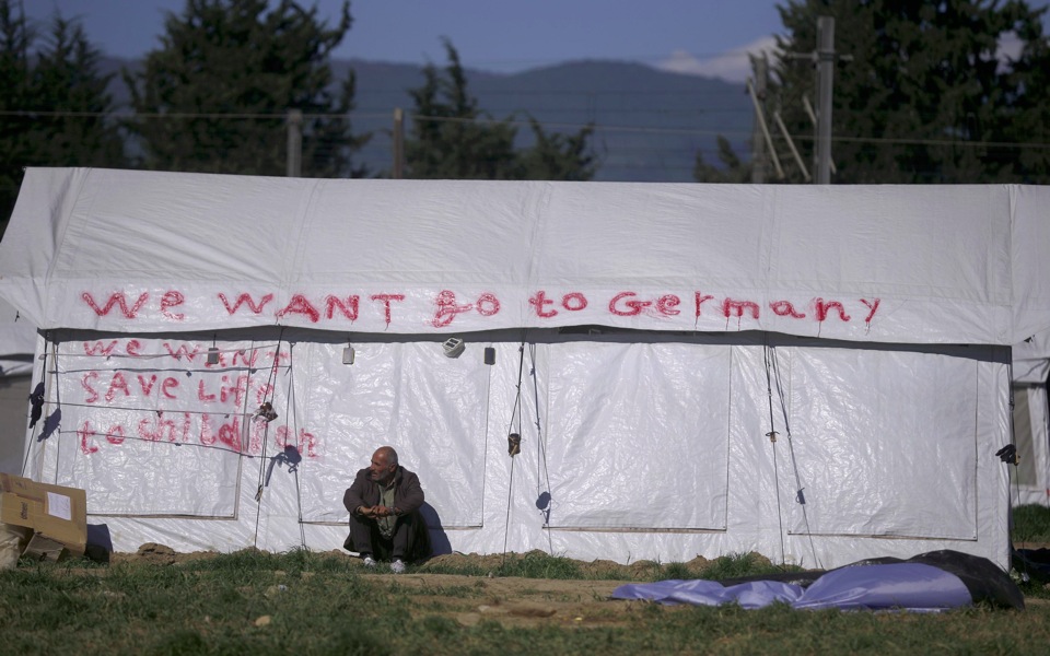 Aid groups urge halt of Turkey returns, Greek detentions under migration deal