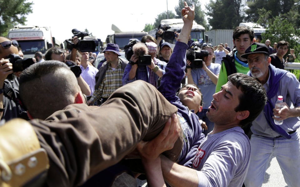 Migrant protests close Greek highway