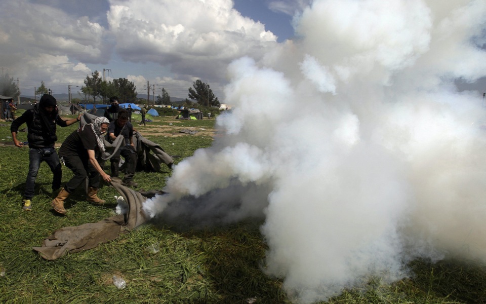 UNHCR condemns use of tear gas against refugees at Greece-FYROM border