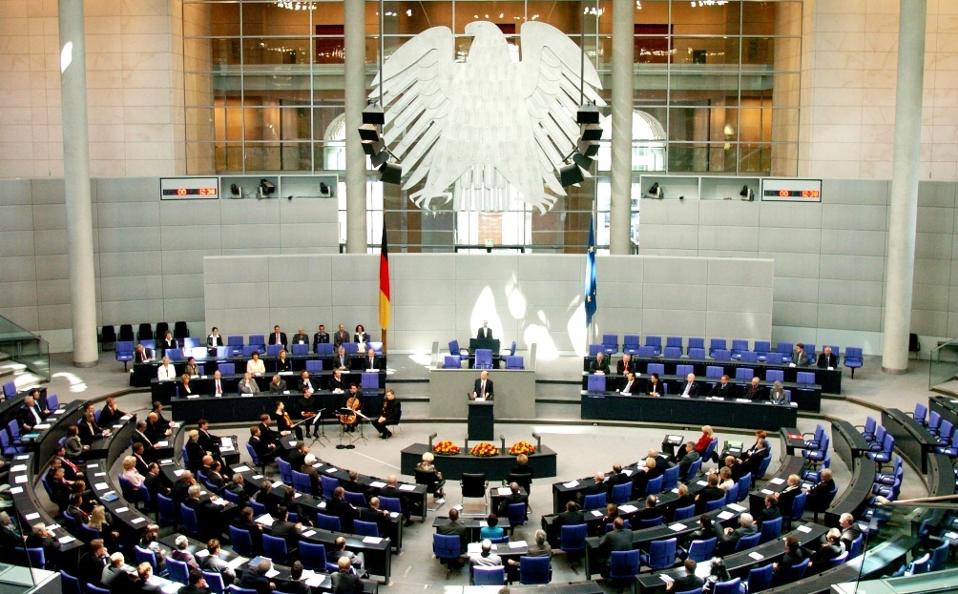 German lawmakers vote in favor of paying out next aid tranche for Greece